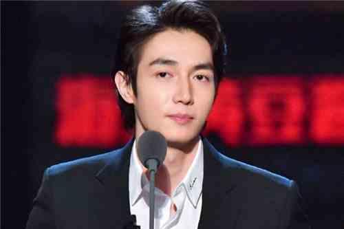 黄皓个人家庭背景,出身名门，家族荣耀与个人奋斗的交织之路